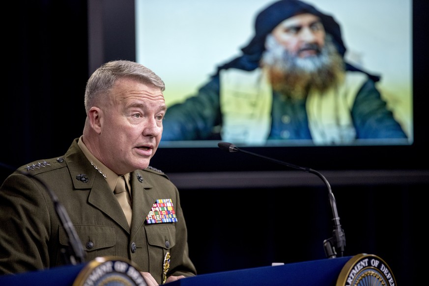 Kenneth McKenzie gibt über den Einsatz von US-Spezialkräften im Nordwesten Syriens, der zum Tod des Anführers der Terrormiliz Islamischer Staat, Abu Bakr Al-Bagdadi, geführt hat, eine Pressekonferenz  ...