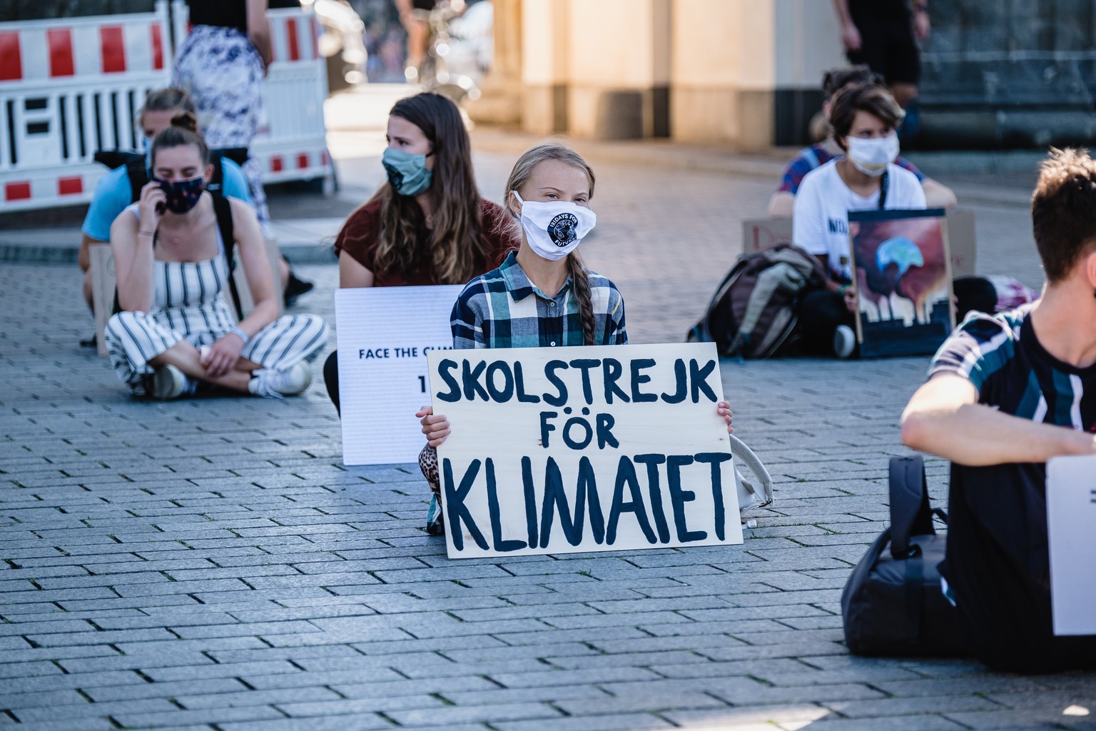 HANDOUT - 21.08.2020, Berlin: Klimaaktivistin Greta Thunberg (M) und weitere AktivistInnen von Fridays for Future demonstrieren vor dem Brandenburger Tor f