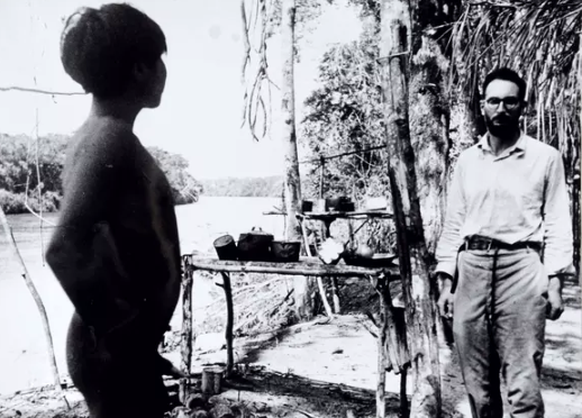 Lévi-Strauss mit einem Tupi-Kawahib am Ufer des Flusses Machado in Brasilien, 1938.