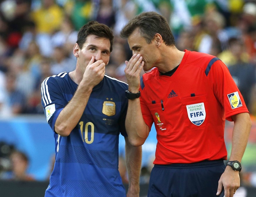 Rio de Janeiro, World Cup 2014 final between Germany and Argentina. In this picture, Lionel Messi and Referee Nicola Rizzoli. xJOSExANTONIOxSANZx PUBLICATIONxINxGERxAUTxHUNxONLY

Rio de Janeiro Worl ...