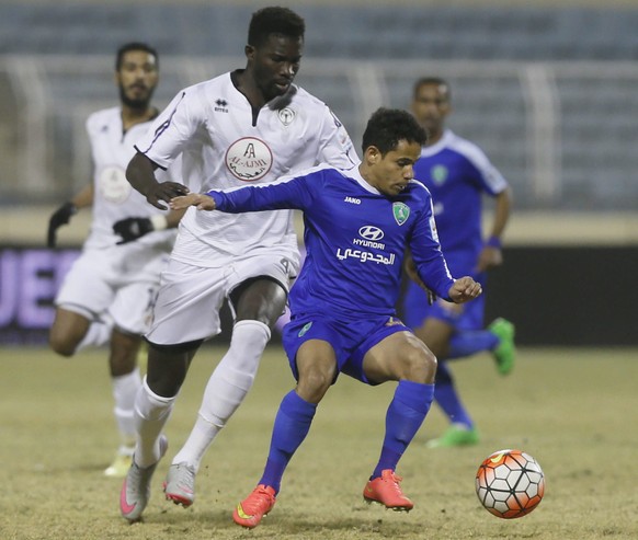 epa05156566 Hajer player Adama Francoi (L) in action for the ball with Al-Fateh player Elton Jose (R) during the Saudi Arabia Professional League soccer match between Hajer and Al-Fateh at Prince Abdu ...