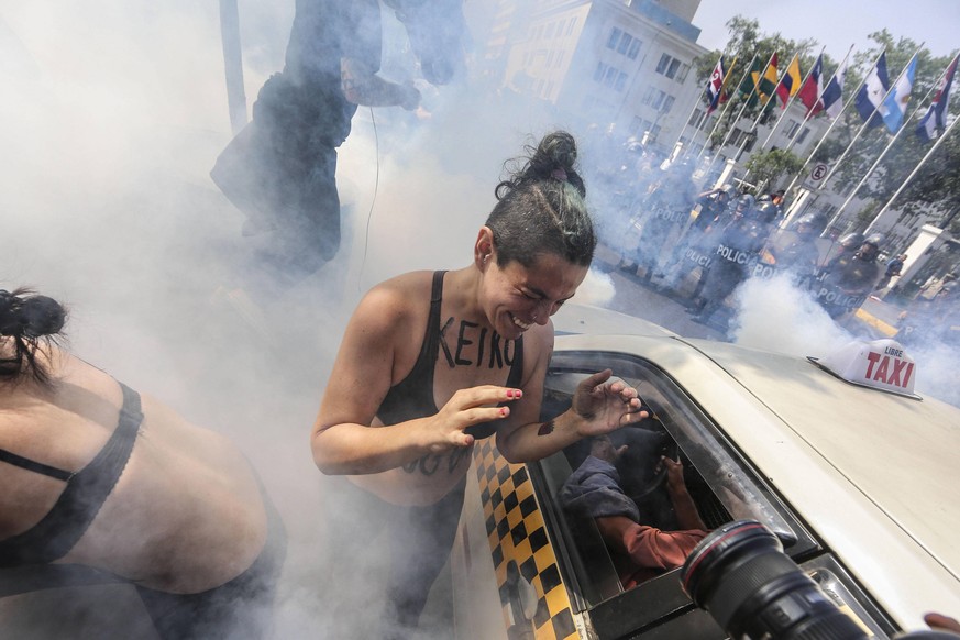 Frauen demonstrierten am 19. Mai 2016 in Lima gegen geplante Verschärfungen der Strafen für Abtreibungen. Die Polizei reagierte mit Tränengas.