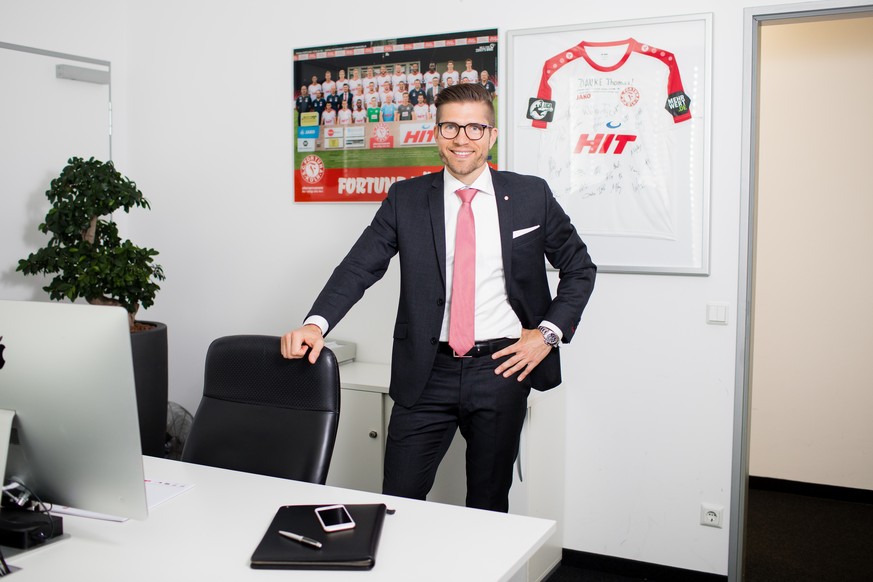 Thomas Olschewski ist Finanzberater und berät unter anderem Fußballprofis in Geldfragen. Er ist Mitglied im Vorstand von Fortuna Köln.
