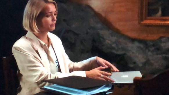 Saxa arbeitet in &quot;Ragnarök&quot; an einem Apple-Laptop.