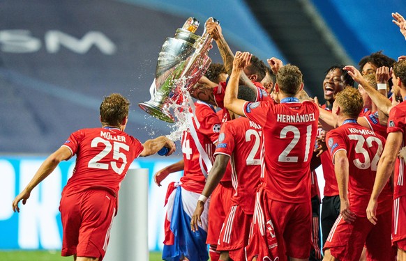 So sehen Sieger aus: Die Bayern-Stars mit der Champions-League-Trophäe im August in Lissabon.