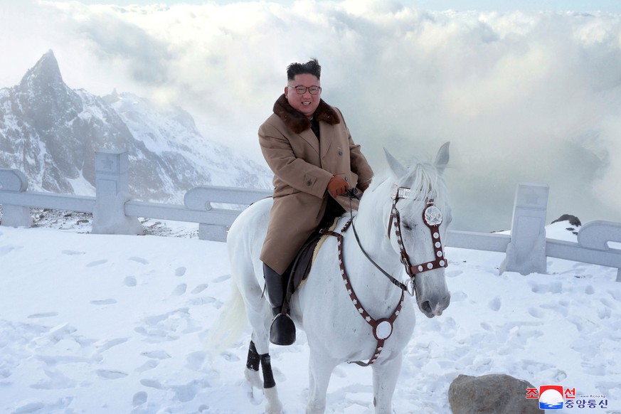 North Korean leader Kim Jong Un rides a horse during snowfall in Mount Paektu in this image released by North Korea&#039;s Korean Central News Agency (KCNA) on October 16, 2019. KCNA via REUTERS ATTEN ...