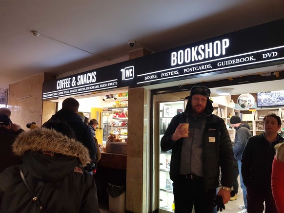 Kultur der Erinnerung in diesem Buchladen passt sich den wirtschaftlichen Verhältnissen der Welt an
Die Reise-Gesellschaft stärkt sich mit Kaffee und Snacks