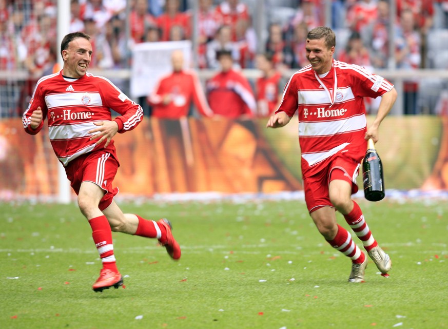 Auch Franck Ribéry (l.) und Lukas Podolski waren noch junge Kerle, feiern hier die Meisterschaft mit Bayern München. Einer von beiden hat sein Lausbuben-Image mittlerweile abgelegt (kleiner Tipp: Er i ...