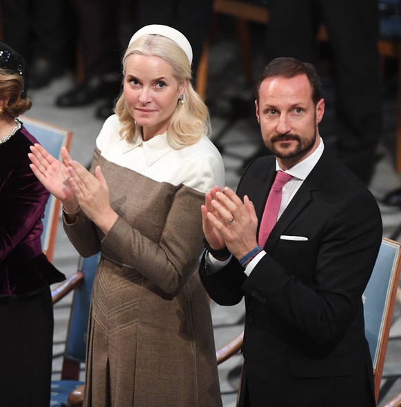 Entertainment Bilder des Tages Norwegian Crown Princess Mette- Marit and Crown Prince Haakon attend the Nobel Peace Prize ceremony at City Hall in Oslo on December 10, 2018. PUBLICATIONxINxGERxSUIxAUT ...