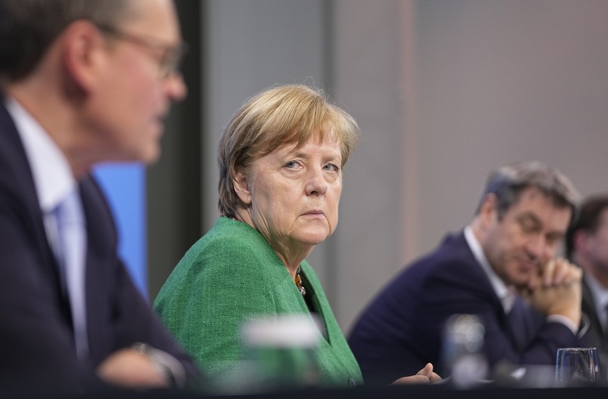 23.03.2021, Berlin: Bundeskanzlerin Angela Merkel (M, CDU), Berlins Regierender B
