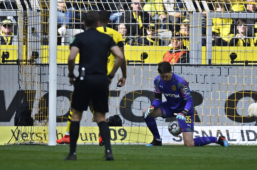 Dortmund goalkeeper Marwin Hitz lets a shot from Duesseldorf&#039;s Oliver Fink slip between his legs to tie the game 1-1 during the German Bundesliga soccer match between Borussia Dortmund and Fortun ...