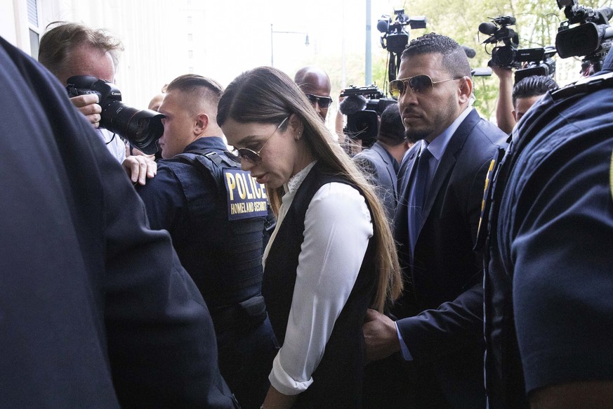 ARCHIV - 17.07.2019, USA, New York: Emma Coronel Aispuro (M), Ehefrau des Angeklagten