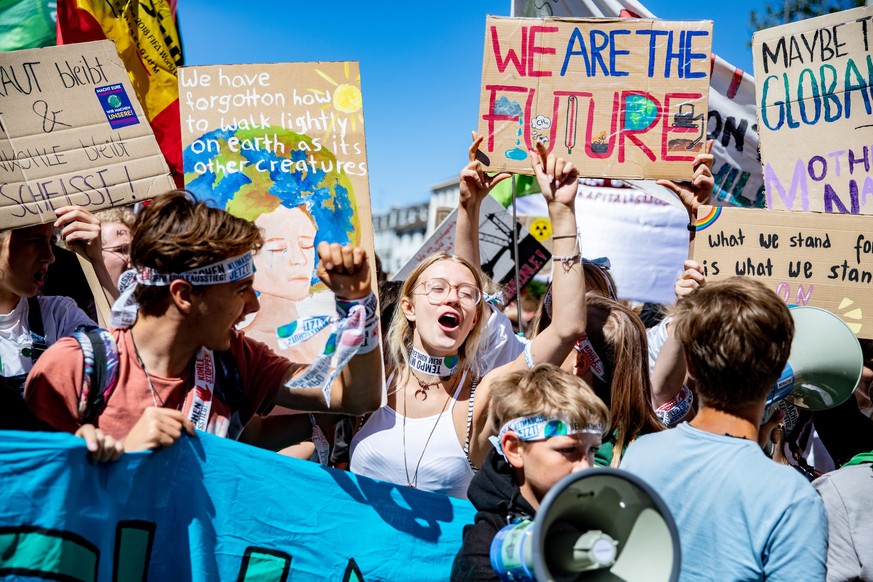 21.06.2019, Nordrhein-Westfalen, Aachen: Zahlreiche junge Teilnehmer nehmen an der Klimademonstration Fridays for Future teil. Foto: Marcel Kusch/dpa | Verwendung weltweit