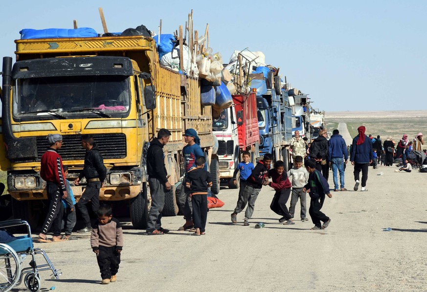(190413) -- HOMS(SYRIA), April 13, 2019 -- Displaced Syrians reach the Jlaighem crossing in the eastern countryside of Homs Province in central Syria, on April 13, 2019. Tens of civilians reached a cr ...