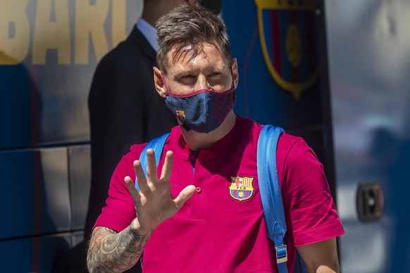 ARCHIV - 13.08.2020, Portugal, Lisbon: Lionel Messi vom FC Barcelona trifft mit Mundschutz am Teamhotel ein. (zu dpa: �Ex-Bayern-Star Alonso: Messi folgt einem Gef�hl �) Foto: Manu Fernandez/AP/dpa ++ ...