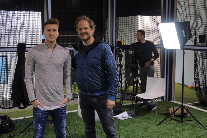 Filmemacher Aljoscha Pause (r.) und BVB-Profi Marco Reus beim Dreh von "Inside Borussia Dortmund".