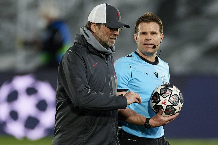Sport Bilder des Tages ESP: Real Madrid-Liverpool. UEFA Champions League. Liverpool FC coach Jurgen Klopp and referee Felix Brych during the Champions League match, 1/4 between Real Madrid and Liverpo ...