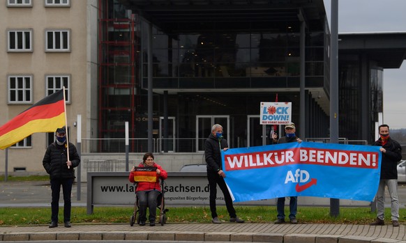19.11.2020, Sachsen, Dresden: AfD-Anh�nger stehen bei einer Demonstration mit einem Banner &quot;Willk�r beeneden&quot; vor dem S�chsischen Landtag. Die AfD-Landtagsfraktion hat eine Sondersitzung des ...
