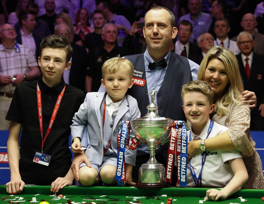 Bilder des Tages - SPORT (180508) -- SHEFFIELD, May 8, 2018 -- Mark Williams of Wales poses with his family after his final with John Higgins of Scotland at the World Snooker Championship 2018 at the  ...