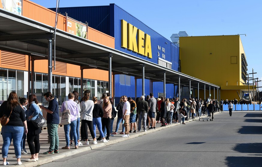 Lange Schlangen vor einem Ikea führten am Wochenende zu Unverständnis.