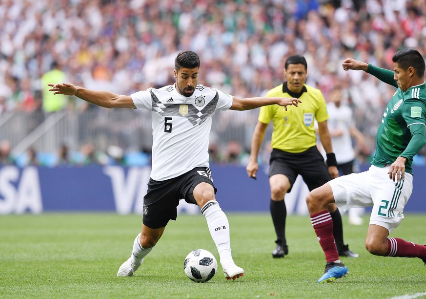 FUSSBALL WM 2018 Vorrunde Gruppe F 17.06.2018 Deutschland - Mexiko Sami Khedira (li, Deutschland) gegen Hugo Ayala (re, Mexiko) *** FIFA World Cup 2018 Preliminary Round Group F 17 06 2018 Germany Mex ...