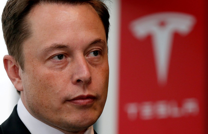 FILE PHOTO: Tesla Motors Inc Chief Executive Elon Musk pauses during a news conference in Tokyo September 8, 2014. REUTERS/Toru HanaI/File Photo