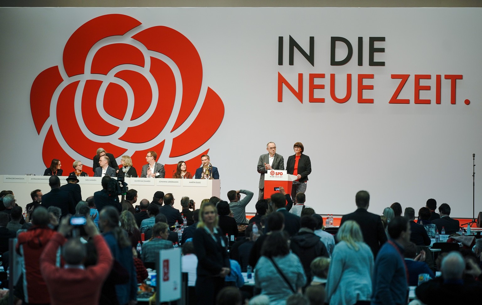 08.12.2019, Berlin: Norbert Walter-Borjans und Saskia Esken, die beiden Bundesvorsitzenden der SPD, stehen am Rednerpult und sprechen beim SPD-Bundesparteitag die Schlussworte. Am dritten und letzten  ...