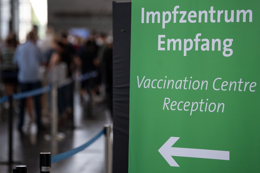 18.07.2021, Niedersachsen, Hannover: Impflinge stehen am Eingang vom Impfzentrum auf dem Messegel