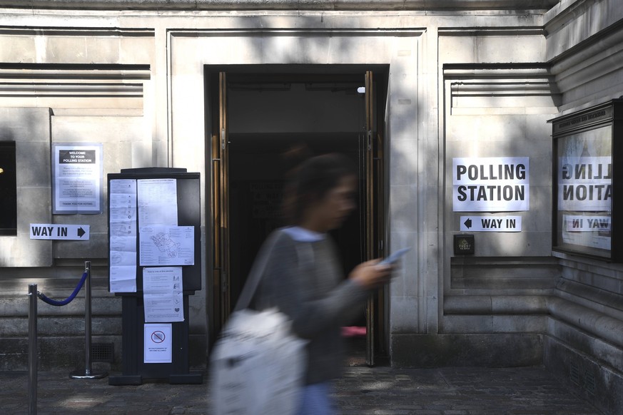 (190523) -- LONDON, May 23, 2019 (Xinhua) -- A woman walks past a polling station in London, Britain, on May 23, 2019. Voters across Britain cast their ballots on Thursday for the European Parliament  ...