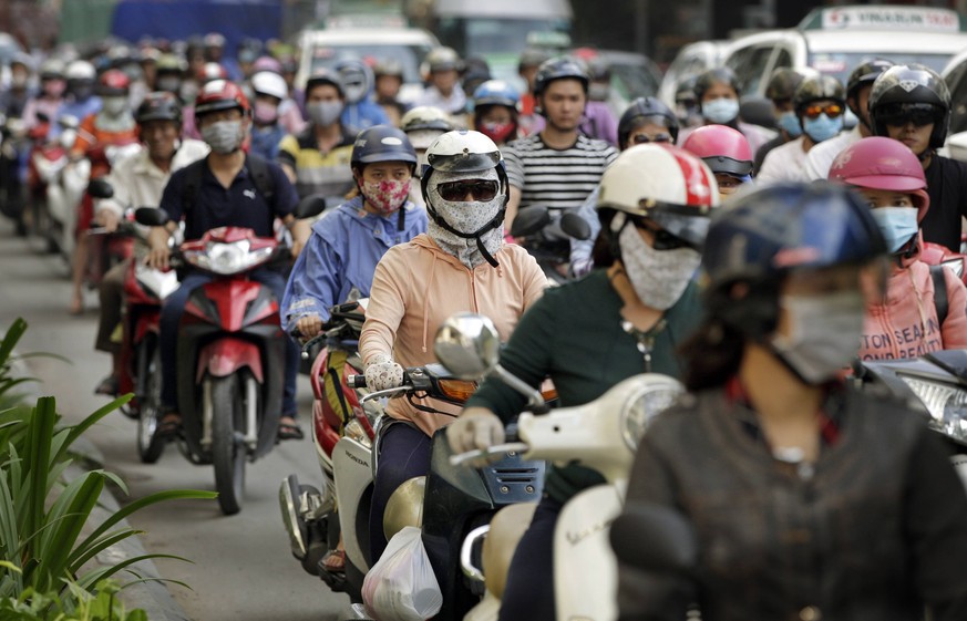 Vermummte Rollerfahrer in Ho Chi Minh Stadt, 01.11.2016. , available, , Ho Chi Minh Vietnam PUBLICATIONxINxGERxSUIxAUTxONLY Copyright: xThomasxKoehlerx

Vermummte Scooter driver in Ho Chi Minh City  ...