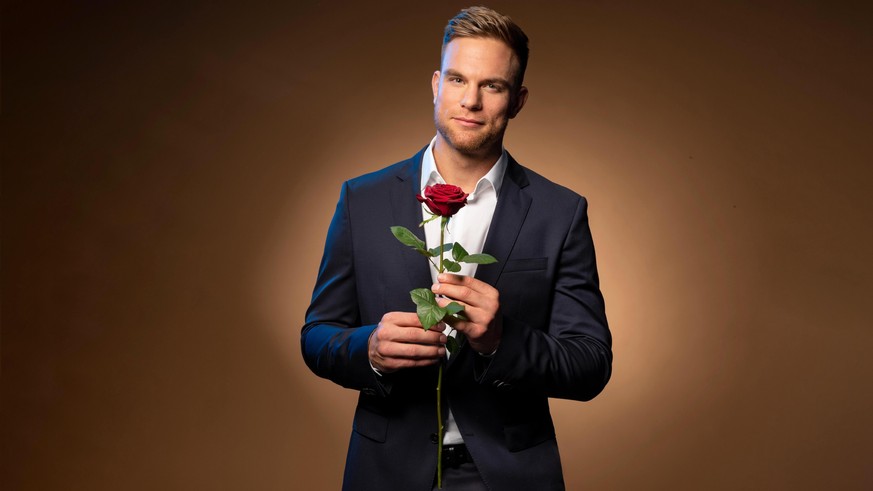 Sebastian Preuß verteilt 2020 als RTL-Bachelor Schnittblumen.