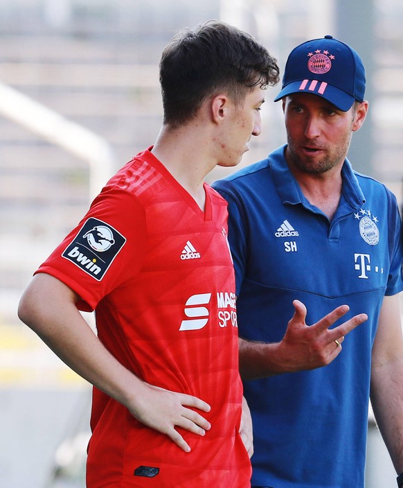 Trainer Sebastian Hoene� (FC Bayern II) wechselt Angelo Stiller ein / Fussball / 3. Liga / Gr�nwalderstadion / 26.07.2019 / FC Bayern II - SpVgg Unterhaching/ *** Coach Sebastian Hoene� FC Bayern II c ...
