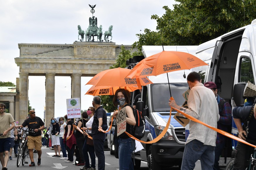 Demonstration vom Bündnis &#039;Unteilbar&#039; mit einer Menschenkette gegen Rassismus vom Brandenburger Tor in Berlin-Mitte bis zum Hermannplatz in Berlin-Neukölln. Berlin, 12.06.2020 | Verwendung w ...