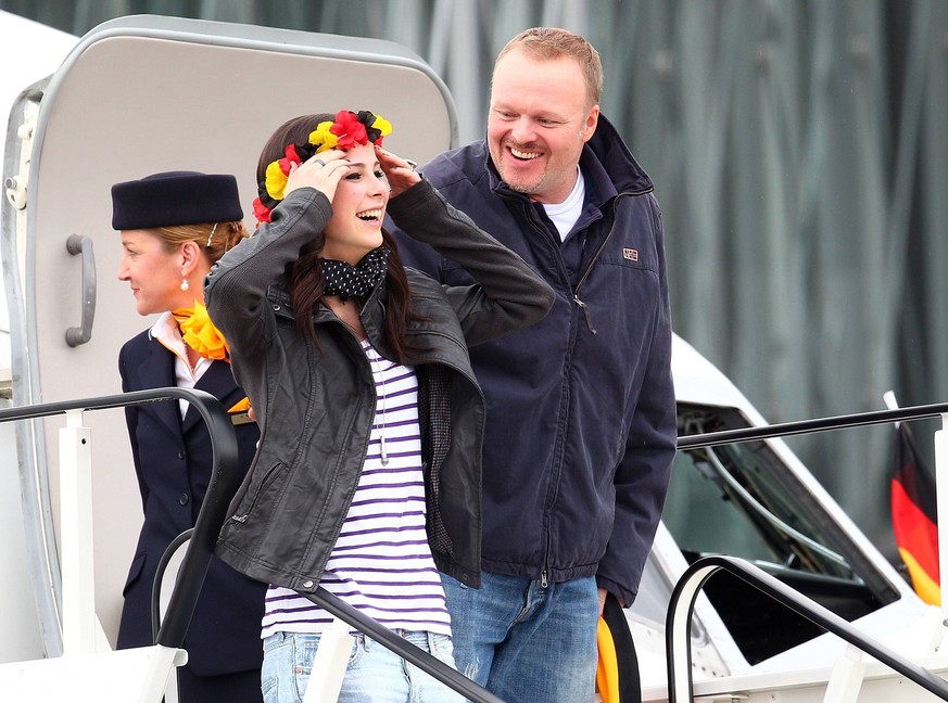 Ankunft der Eurovision Song Contest 2010 Gewinnerin Lena Meyer-Landrut am Flughafen Hannover, Stefan Raab und Lena am Flugzeug DeFodi001