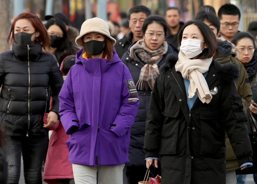 Menschen in Peking tragen Mundschutz aus Angst, sich mit dem Coronavirus anzustecken.