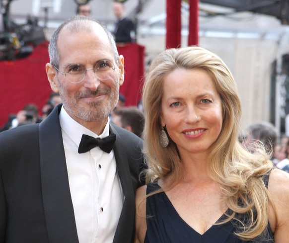 HOLLYWOOD - MARCH 07: Apple&#039;s Steve Jobs and Laurene Powell arrive at the 82nd Annual Academy Awards held at Kodak Theatre on March 7, 2010 in Hollywood, California. (Photo by Alexandra Wyman/Get ...