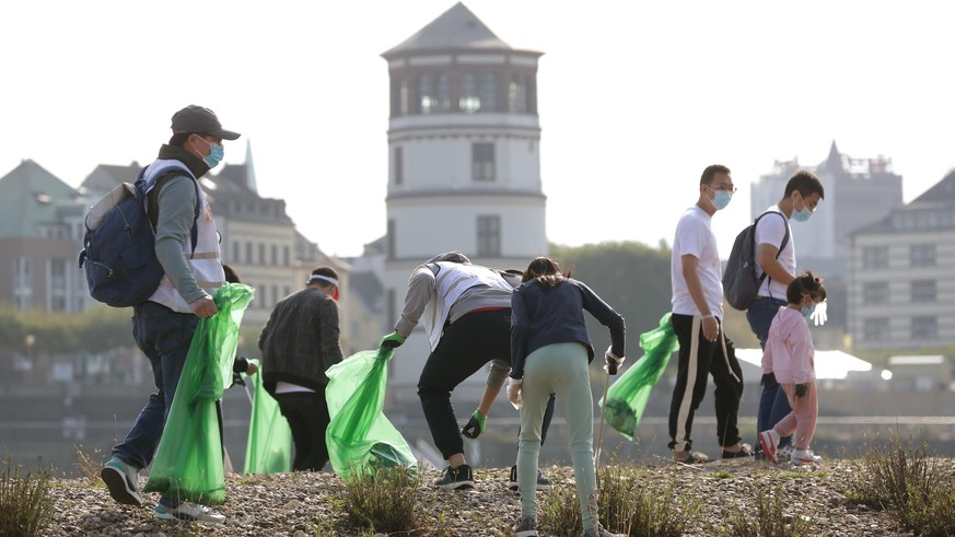 12.09.2020, Nordrhein-Westfalen, Düsseldorf: Teilnehmer sammeln im Rahmen des Projekts «Rhine Clean Up» am Rheinufer Müll auf. Beim Projekt «Rhine Clean Up» werden rund 30.000 Menschen erwartet, die g ...